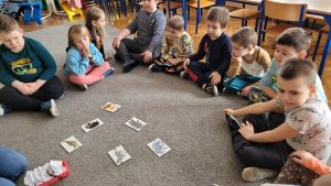 Wzbogacenie wiadomości na temat życia zwierząt egzotycznych. Utrwalenie nazw zwierząt, dzielenie na sylaby, wyznaczanie głoski w nagłosie, układanie zdań. Zabawa ruchowa "Zwierzęta dżungli i sawanny" 