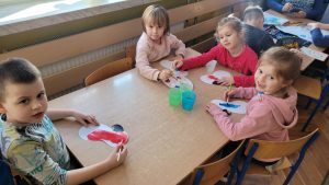 Praca plastyczna "Papuga" - rozwijanie sprawności manualnej.