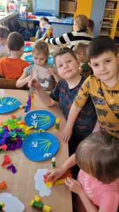 Praca plastyczna „Przebiśniegi i tęczowa chmurka” – rozwijanie sprawności manualnej.