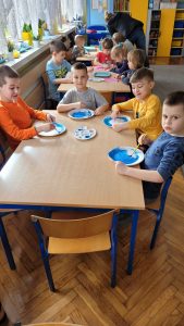 Praca plastyczna „Przebiśniegi i tęczowa chmurka” – rozwijanie sprawności manualnej.