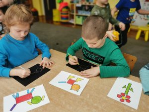Doskonalimy spostrzegawczość wzrokową w pracy plastycznej "Figurowa wydrapywanka"
