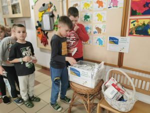 Pomagamy Ukrainie zbierając środki opatrunkowe. 