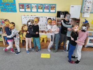 Wzbogacenie wiadomości na temat życia zwierząt egzotycznych. Utrwalenie nazw zwierząt, dzielenie na sylaby, wyznaczanie głoski w nagłosie, układanie zdań. Zabawa ruchowa "Zwierzęta dżungli i sawanny" 
