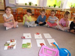 Dzieci oglądają różne nasiona: warzyw i kwiatów.