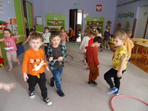 Podczas zabaw poznawaliśmy ptaki, które wiosną wracają do naszego kraju, szukaliśmy gniazd dla bocianów i liczyliśmy jajka w gniazdach.