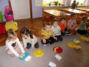Podczas zabaw poznawaliśmy ptaki, które wiosną wracają do naszego kraju, szukaliśmy gniazd dla bocianów i liczyliśmy jajka w gniazdach.