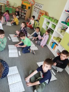 Klaser z literkami- budujemy wyrazy 