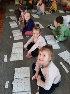 Klaser z literkami- budujemy wyrazy 