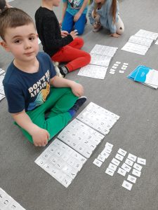 Klaser z literkami- budujemy wyrazy 