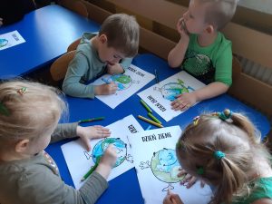 Wesoła Ziemia - kolorowanie, rozwijanie sprawności manualnej.
