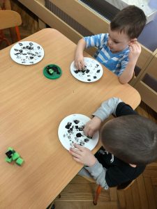 „Krówki i świnki „ Wykonanie pracy plastycznej - zwierzątka z wiejskiej zagrody. Rozwijanie sprawności manualnych.