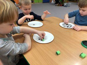 „Krówki i świnki „ Wykonanie pracy plastycznej - zwierzątka z wiejskiej zagrody. Rozwijanie sprawności manualnych.