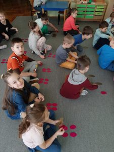 Dodajemy i odejmujemy- układamy działania matematyczne.