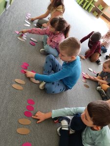 Dodajemy i odejmujemy- układamy działania matematyczne.