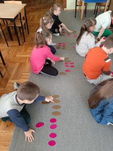 Dodajemy i odejmujemy- układamy działania matematyczne.