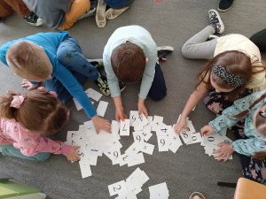 Dodajemy i odejmujemy- układamy działania matematyczne.