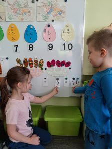 Dodajemy i odejmujemy- układamy działania matematyczne.