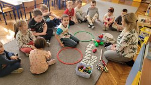  "Muzyczne grzechotki” Rozbudzanie zainteresowań plastyczno-muzycznych przez obcowanie z dźwiękiem i rytmem.
