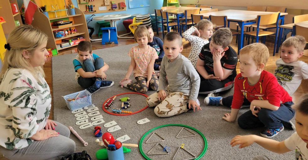 "Muzyczne grzechotki” Rozbudzanie zainteresowań plastyczno-muzycznych przez obcowanie z dźwiękiem i rytmem.