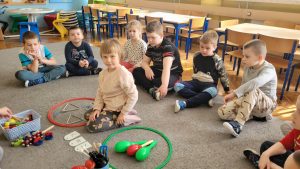  "Muzyczne grzechotki” Rozbudzanie zainteresowań plastyczno-muzycznych przez obcowanie z dźwiękiem i rytmem.