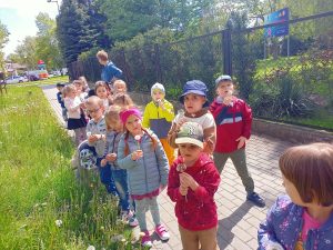 Dmuchawce- ćwiczenia oddechowe podczas spaceru, dmuchanie na kwiaty