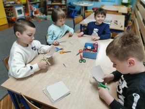  "Muzyczne grzechotki” Rozbudzanie zainteresowań plastyczno-muzycznych przez obcowanie z dźwiękiem i rytmem.