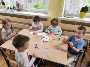  "Muzyczne grzechotki” Rozbudzanie zainteresowań plastyczno-muzycznych przez obcowanie z dźwiękiem i rytmem.
