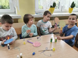  "Muzyczne grzechotki” Rozbudzanie zainteresowań plastyczno-muzycznych przez obcowanie z dźwiękiem i rytmem.
