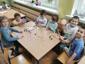  "Muzyczne grzechotki” Rozbudzanie zainteresowań plastyczno-muzycznych przez obcowanie z dźwiękiem i rytmem.