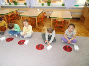 Podczas zajęć maluszki wysłuchały bajki o "Miłej biedronce", a potem próbowały układać i liczyć kropki biedronek zrobionych z kolorowych tarcz. 
