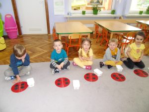 Podczas zajęć maluszki wysłuchały bajki o "Miłej biedronce", a potem próbowały układać i liczyć kropki biedronek zrobionych z kolorowych tarcz. 