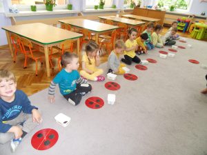 Podczas zajęć maluszki wysłuchały bajki o "Miłej biedronce", a potem próbowały układać i liczyć kropki biedronek zrobionych z kolorowych tarcz. 