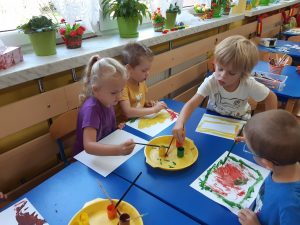 Malowanie farbami jako forma wspomagająca integrację sensoryczną dziecka.