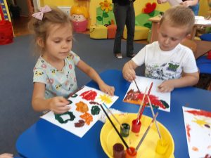 Malowanie farbami jako forma wspomagająca integrację sensoryczną dziecka.