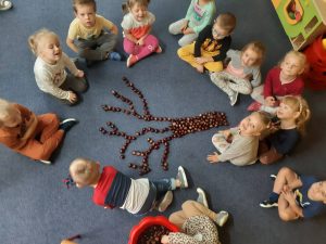 budowanie drzewa z klocków, patyczków i kasztanów oraz dzieci . 