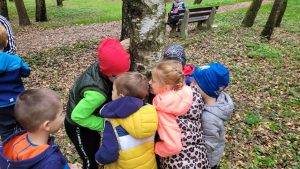 Dzieci słuchają odgłosów drzew.
