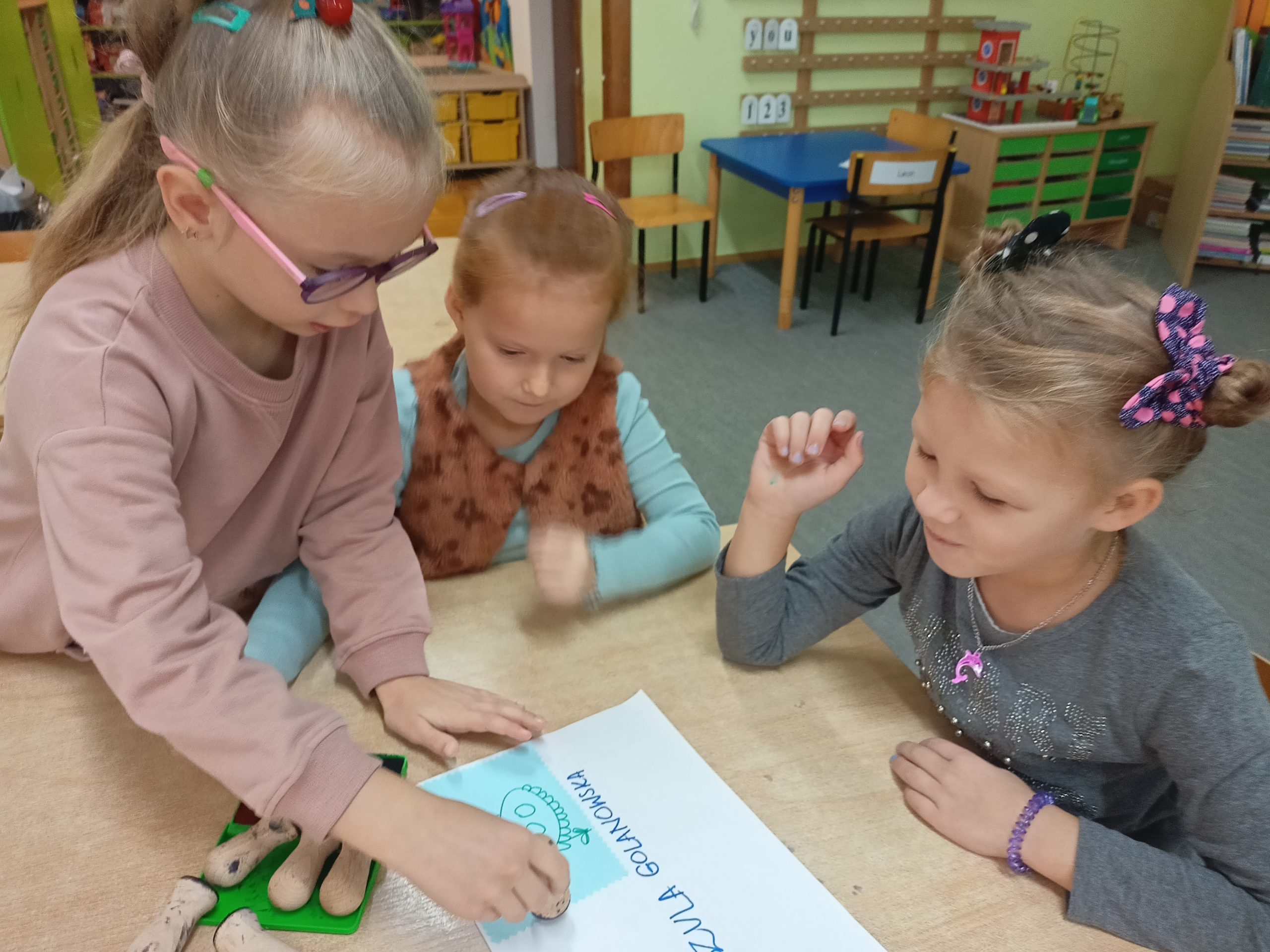 Zabawa w stemplowanie znaczka na kopercie