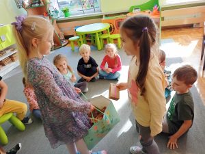 Zuzia częstuje dzieci słodyczami i wysłuchuje składanych jej życzeń.