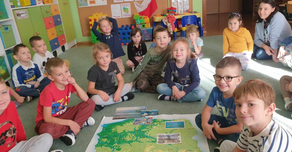 Dzieci z grupy Kotki oglądają mapę polski.