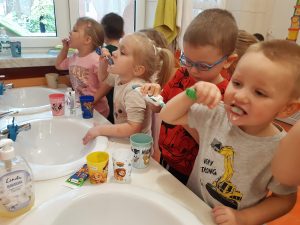 Mycie zębów u dzieci w przedszkolu to ważny element dnia przedszkolnego. Biedronki bardzo chętnie podejmują się tej czynności, wiedzą bowiem, jak ważna jest higiena i dbanie o czystość i zdrowie naszych zębów.
