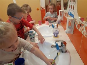 Mycie zębów u dzieci w przedszkolu to ważny element dnia przedszkolnego. Biedronki bardzo chętnie podejmują się tej czynności, wiedzą bowiem, jak ważna jest higiena i dbanie o czystość i zdrowie naszych zębów.