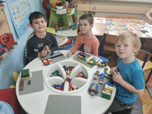 Chłopcy budują nowoczesne osiedle z klocków Lego