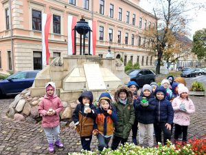 Przedszkolaki pozują do zdjęcia przy pomniku Nieznanego Żołnierza.