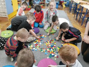  Dzieci układają z mozaiki geometrycznej podaną kompozycję