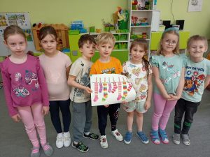 Dzień Kolorowej Skarpetki - dla wsparcia Światowego Święta Osób z Zespołem Downa w tym dniu dzieci z grupy Stokrotki założyły skarpetki nie do pary.