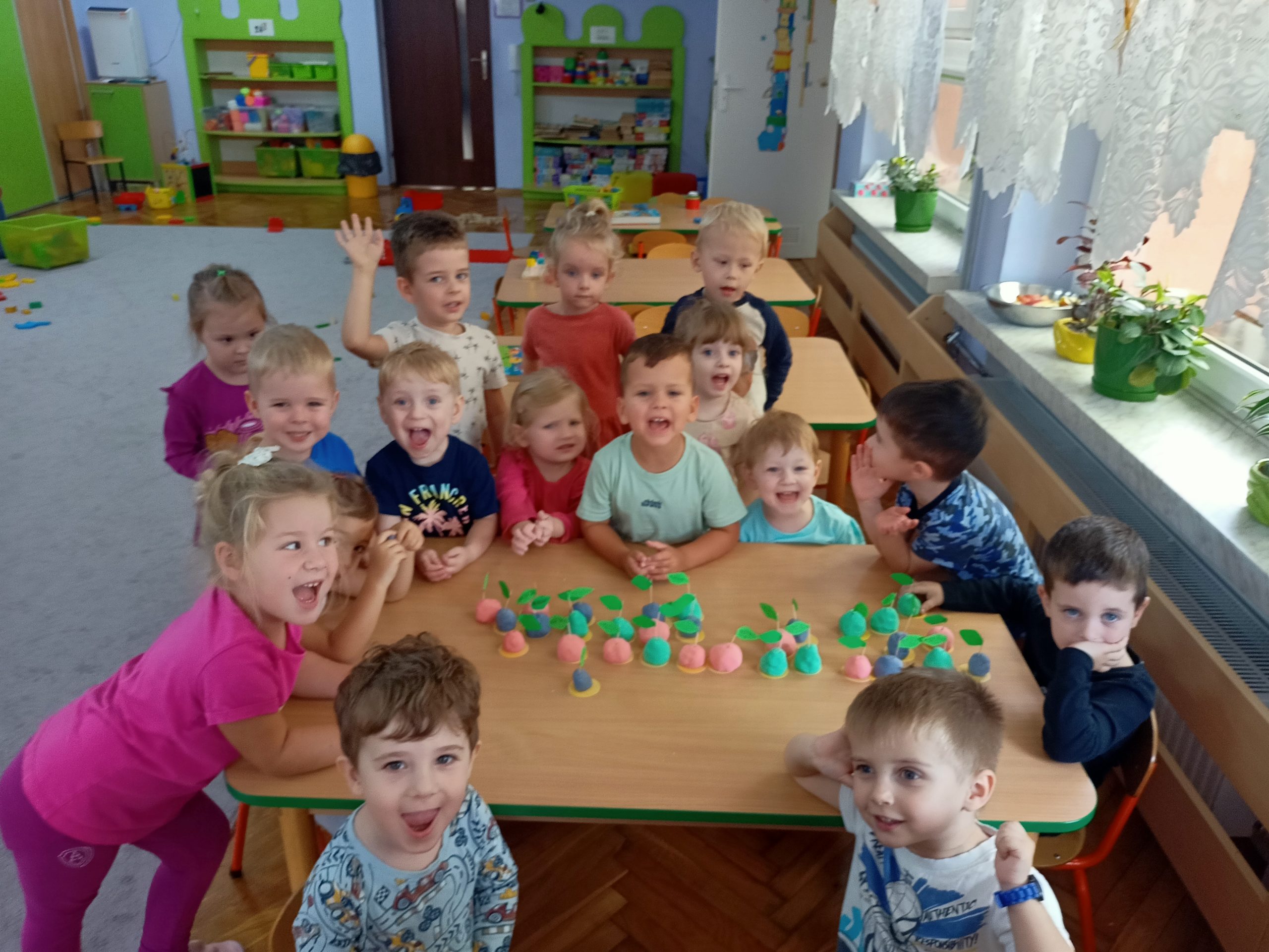 Wykonujemy owoce: jabłko, gruszkę i śliwkę z masy solnej.