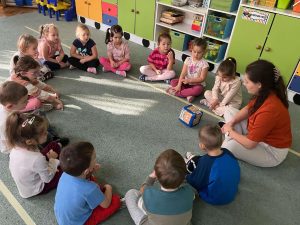 Dzieci wyrażają mimiką twarzy emocje dynii widoczną na kostce.
