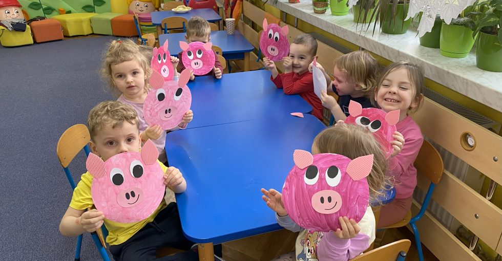 dzieci pokazują gotowe głowy świnek