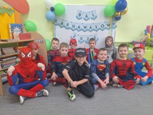 Chłopcy z grupy V pozują do zdjęcia w przebraniach karnawałowych.