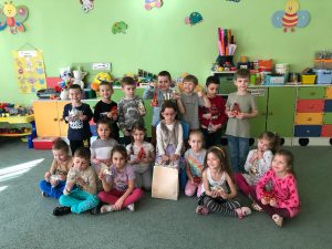 Rówieśnicy z Anastazją pozują do zdjęcia.